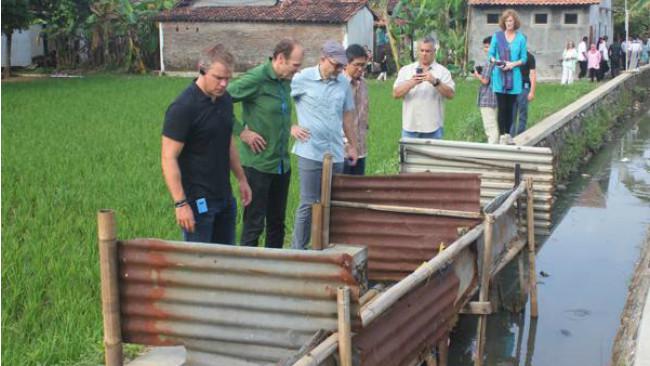 Aktor Matt Damon (paling kiri) melihat jamban warga saat berkunjung ke Batang, belum lama ini. (Solopos.com/Istimewa)