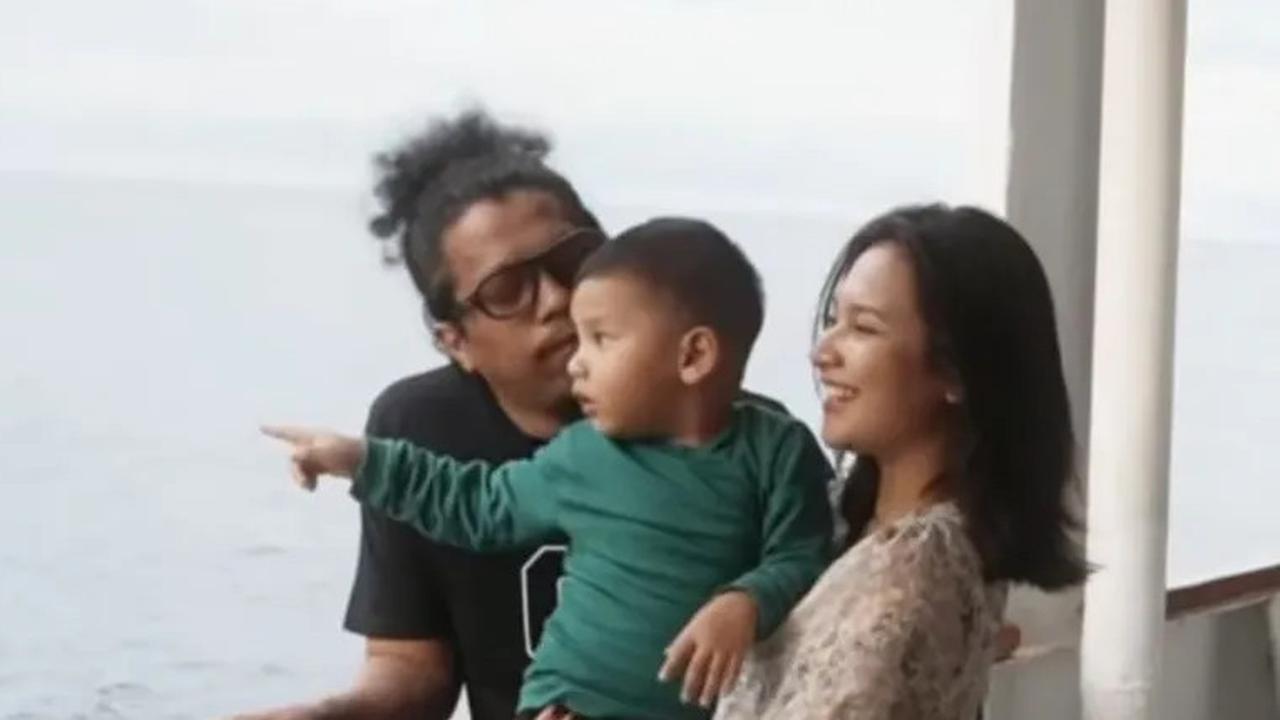 7 Potret Bahagia Arie Kriting dan Indah Permatasari Ajak Anak Kesayangan Mudik Naik Kapal Pelni, Jadi Momen Perdana Buat Naka