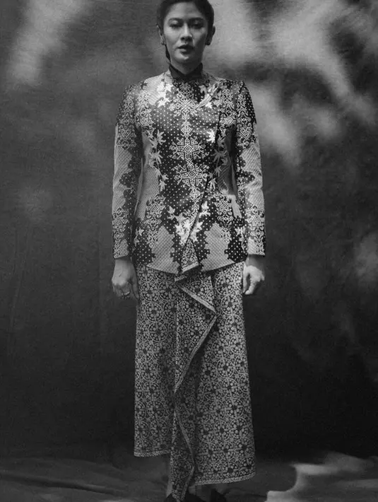 <p>Kebaya janggan juga menambah gaya maksimal pada tampilan. [Foto: Dian Sastrowardoyo/ Instagram]</p>