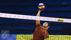 Tim voli Jakarta Elektrik PLN saat menjalani latihan di GOR C'Tra Arena, Bandung, Jawa Barat, Sabtu (15/4). Sebelumnya, Jakarta Elektrik PLN memastikan lolos ke final Proliga 2017 usai menumbangkan Popsivo Polawan. (Liputan6.com/Yoppy Renato)