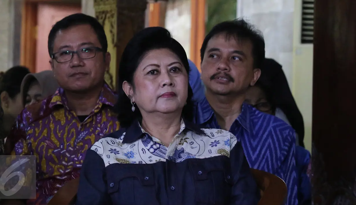 Ani Yudhoyono menyimak konferensi pers Ketua Umum Partai Demokrat Susilo Bambang Yudhoyono (SBY) di Cikeas, Bogor, Rabu (2/11). SBY menyikapi tuduhan dirinya sebagai dalang rencana demonstrasi pada 4 November mendatang. (Liputan6.com/Herman Zakharia)