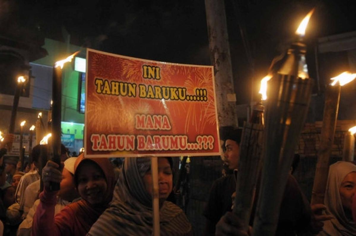 Pawai obor dan kembang api meriahkan malam tahun baru 1437 Hijriah