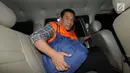 Mantan Wakil Bupati Malang periode 2010-2015 Ahmad Subhan usai menjalani pemeriksaan di Gedung KPK, Jakarta, Rabu (7/11). Subhan terlihat memakai rompi tahanan KPK. (Merdeka.com/Dwi Narwoko)