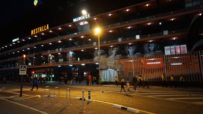 Estadio de Mestalla, markas Valencia CF, berada di jantung kota Valencia. Malam hari, stadion berkapastias 55 ribu ini masih terlihat indah.  (Marco Tampubolon/Liputan6.com)