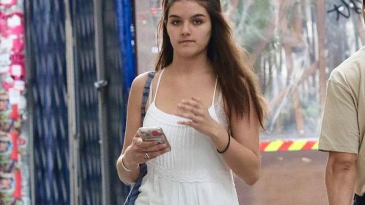 Gadis yang akan masuk kuliah ini tumbuh cantik, mewarisi pesona orangtuanya, Katie Holmes dan Tom Cruise.