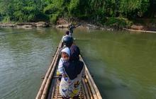 FOTO: Rakit Bambu Terakhir di Sungai Cisadane Masih Melayani Warga