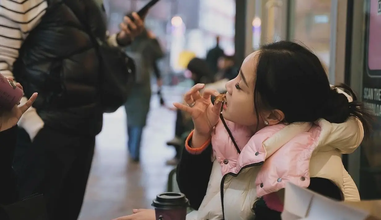 Nagita terlihat sangat menikmati makanan dan kopi yang di pesannya di coffee shop saat itu. [Instagram/raffinagita1717]