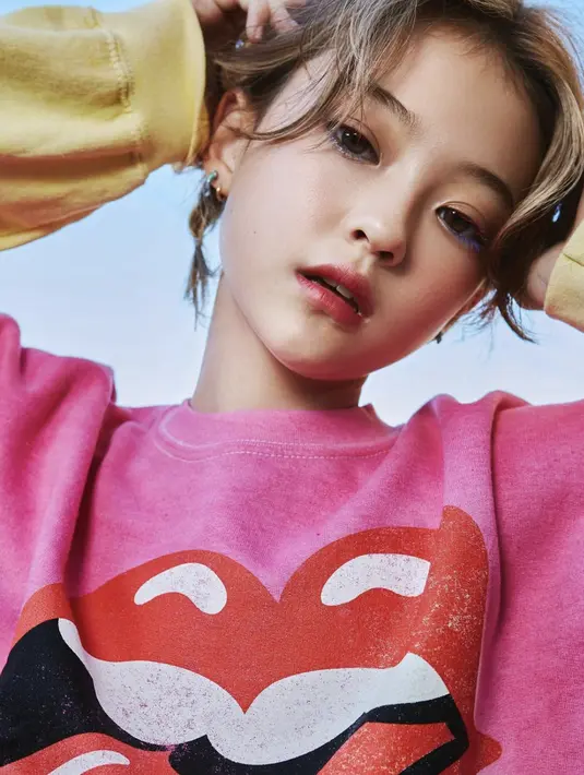 Gaya rambutnya juga semakin seru dengan eksplorasi gaya kekinian yang menjanjikan.  [Foto: Instagram/ Ella Gross]