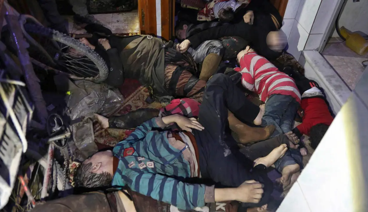 Korban serangan senjata kimia di Kota Douma, dekat Damaskus, Suriah, Minggu (8/4). Pemerintah Suriah membantah telah menggunakan senjata kimia. (Syrian Civil Defense White Helmets via AP)