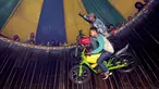 Pengendara motor melakukan akrobat 'Tong setan' di pasar malam PURI BETA II, Tangerang , Banten, Kamis (31/12). Acara ini untuk menghibur masyarakat yang ingin menghabiskan malam tahun baru. (Liputan6.com/Helmi Afandi)
