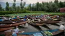 Para pria Kashmir menjual produk mereka di pasar sayur terapung di Danau Dal di Srinagar, Kashmir yang dikuasai India pada 26 Juli 2020. Sayuran yang diperdagangkan di pasar terapung ini disuplai ke Srinagar dan banyak kota di lembah Kashmir. (AP Photo/Dar Yasin)