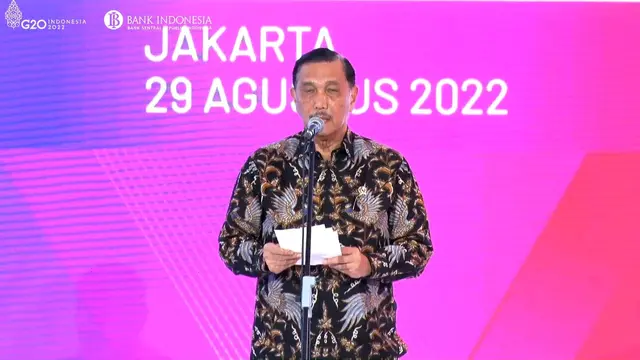Menteri Koordinator Bidang Kemaritiman dan Investasi Luhut Binsar Pandjaitan dalam peluncuran Kartu Kredit Pemerintah Domestik (KKP Domestik) dan QRIS Antarnegara.