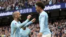 Gelandang Manchester City, Leroy Sane, melakukan selebrasi bersama David Silva, pada laga Premier League di Stadion Etihad, Sabtu (23/9/2017). Manchester City menang 5-0 atas Crystal Palace. (AP/Nick Potts)