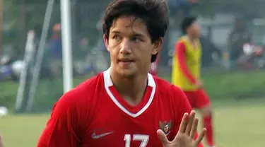 Penyerang Timnas Irfan Bachdim menjalani latihan di Lapangan PSSI, Senayan, Jakarta, (17/7). Indonesia berhadapan dengan Turkmenistan di Pra-Piala Dunia 2014.FOTO ANTARA/Sigid Kurniawan