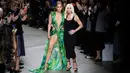 Jennifer Lopez dan desainer, Donatella Versace berpose bersama usai peragaan busana Versace untuk Spring/Summer Collection 2020 pada Milan Fashion Week 2019, Jumat (20/9/2019). J.Lo mengenakan versi baru gaun hijau ikonis yang pernah ia gunakan di Grammy Awards 20 tahun lalu. (AP/Luca Bruno)