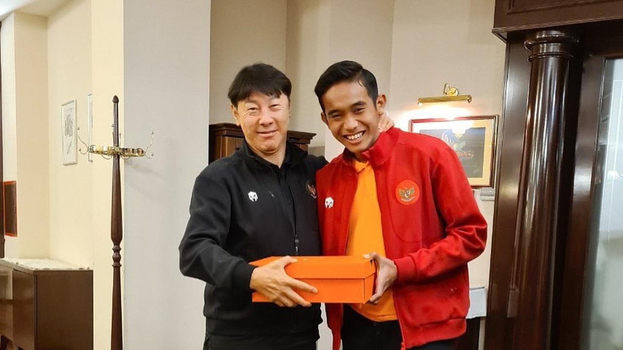 Pemain Timnas Rizky Ridho Bagikan Kenangan Manis Pose Manja STY Bersandar di Pundaknya