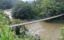 Jembatan Gantung Bumi Arum Rusak, Warga Khawatir Melintas