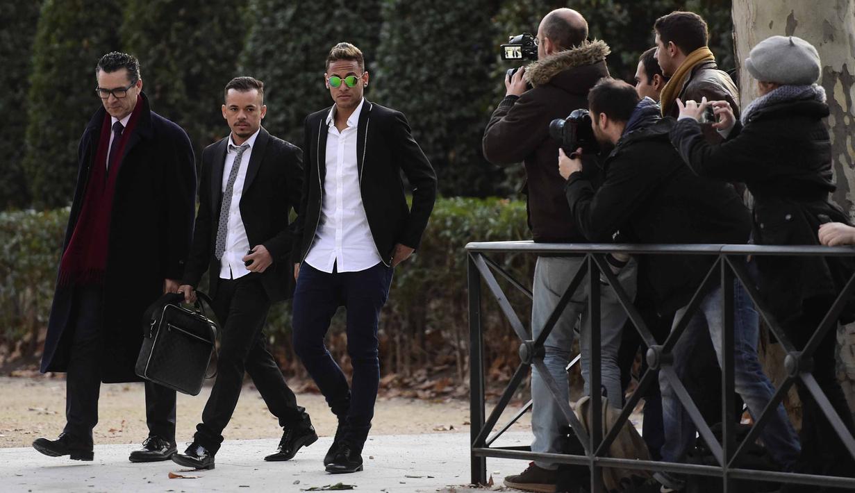Neymar (3kiri) didampingi pengacara saat meninggalkan Kantor Pengadilan Spanyol di Madrid, Selasa (2/2/2016). Neymar diduga terlibat penggelapan pajak. (AFP/Javier Soriano)