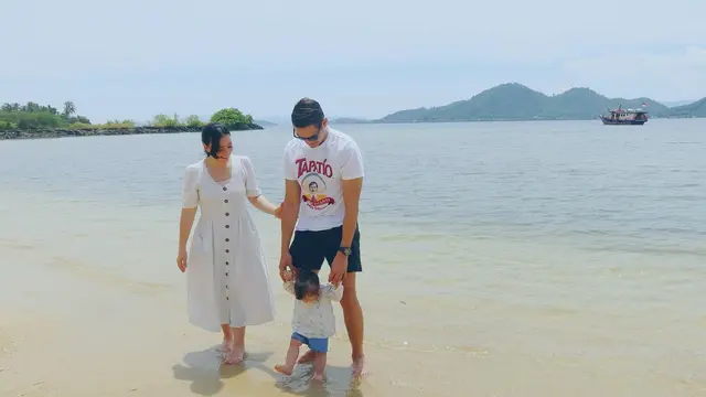 Ajak Buah Hati ke Pantai, Ini 7 Momen Liburan Asmirandah dan Jonas Rivanno