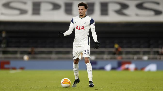 Gelandang Tottenham Hotspur, Dele Alli membawa bola saat bertanding melawan Dinamo Zagreb pada pertandingan leg pertama babak 16 besar Liga Europa di ottenham Hotspur Stadium, London, Inggris, Jumat (12/3/2021). Tottenham menang atas Dinamo Zagreb 2-0. (AP Photo/Alastair Grant, Pool)