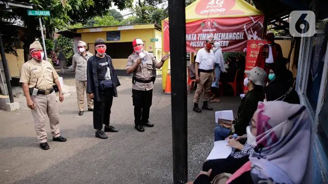 Polisi Kenakan Kostum Pejuang Kemerdekaan di Lokasi Vaksinasi