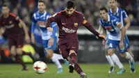 Aksi bintang Barcelona, Lionel Messi saat melakukan tendangan penalti ke gawang Espanyol pada laga Cpa Del Rey di RCDE Stadium, Cornella de Llobregat, (17/1/2018). Barcelona kalah 0-1. (AFP/Josep Lago)