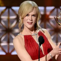 Aktris Nicole Kidman menerima penghargaan kategori Leading Actress in A Limited Series pada Emmy Awards 2017 di Los Angeles, Minggu (17/9). Nicole Kidman menyabet trofi tersebut berkat film Big Little Lies. (Chris Pizzello/Invision/AP)