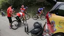Kru Pishgaman Giant Team mengganti ban sepeda yang pecah di daerah perbukitan Alahan Panjang dalam Etape 4 Tour de Singkarak 2015, Selasa (6/10/2015). (Bola.com/Arief Bagus)