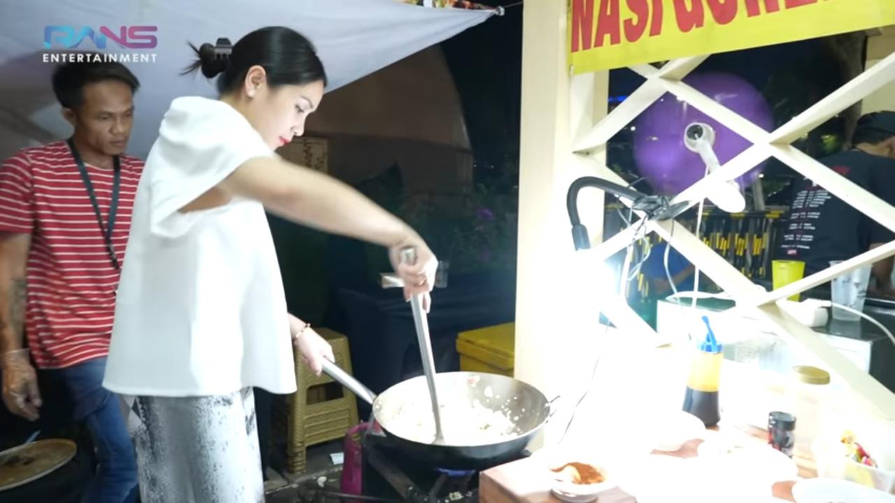 Potret Nagita Slavina Kunjungi Festival Makanan, Sibuk Masak Nasi Goreng Sendiri - Digoda Merry yang Lagi Lapar