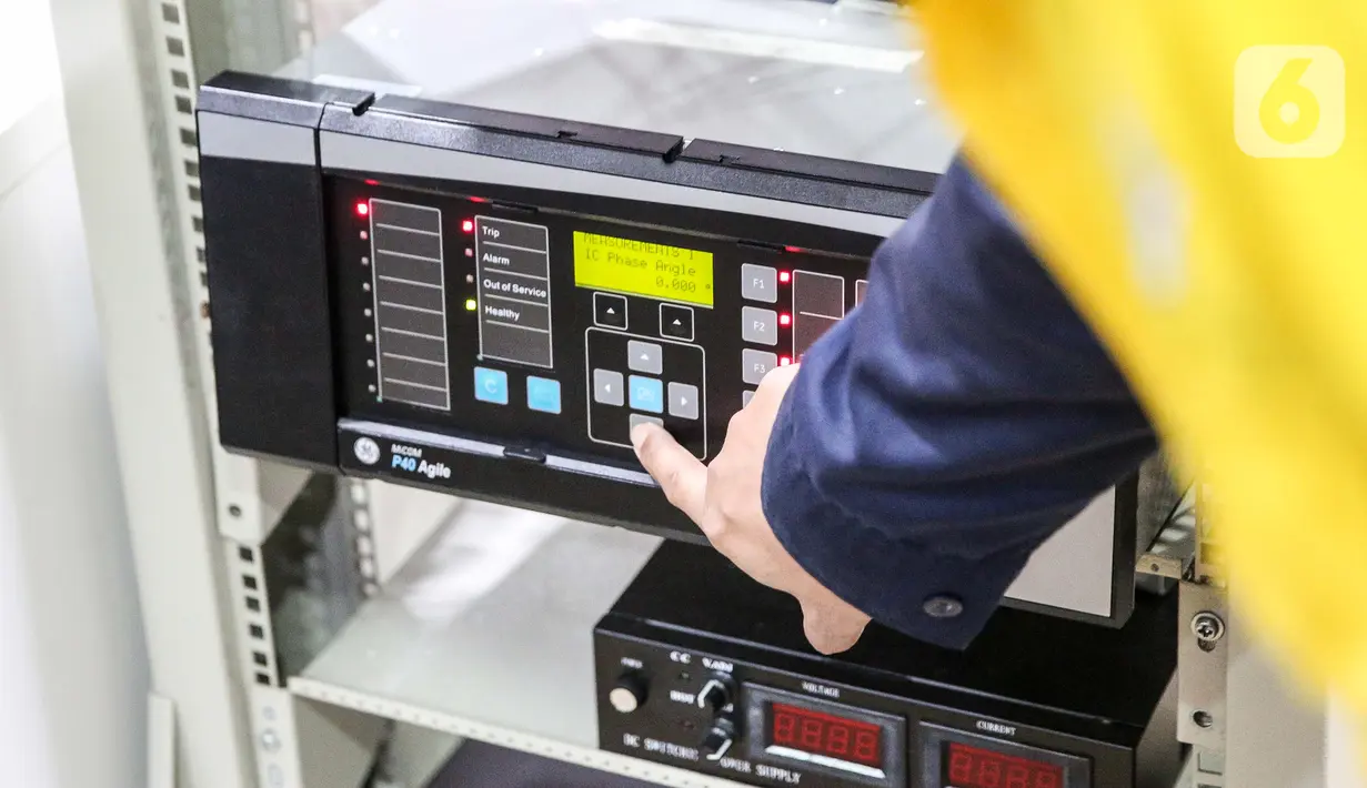 Petugas melakukan pengecekan atau Quality Control di Pusat Sertifikasi PLN Duren Tiga, Jakarta, Rabu (22/7/2020). PLN Pusertif melakukan pengujian terhadap instalasi kelistrikan, kWh meter, dan seluruh peralatan listrik sesuai standar yang berlaku. (Liputan6.com/Faizal Fanani)