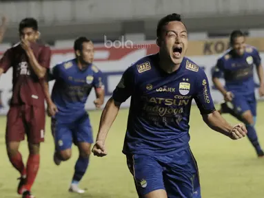 Gelandang Persib Bandung, Shohei Matsunaga, melakukan selebrasi usai mencetak gol ke gawang PSM Makassar pada laga lanjutan Liga 1 di Stadion GBLA, Bandung, Rabu, (5/7/2017). Persib menang 2-1 atas PSM. (Bola.com/M Iqbal Ichsan)