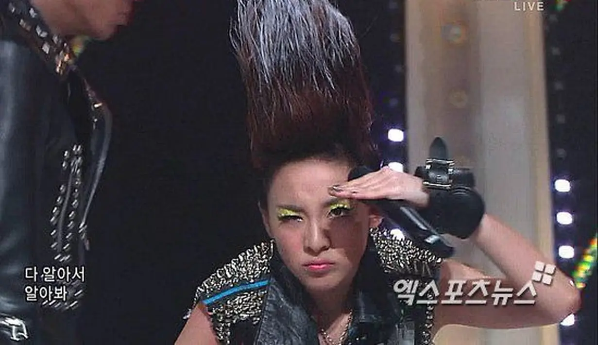 Bukan hanya di Coachella, saat promosi lagu “I’m The Best” tahun 2011, Dara pernah tampil dengan gaya rambut serupa namun dengan sentuhan warna abu-abu di ujung rambutnya.    (Twitter/RememberBri).