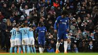 Pemain Manchester City merayakan gol yang berhasil diciptakan oleh Bernardo Silva saat melawan Chelsea dalam pertandingan Liga Inggris di Stadion Etihad, Manchester (4/3). Manchester City menang tipis 1-0 atas Chelsea. (AP Photo / Rui Vieira)