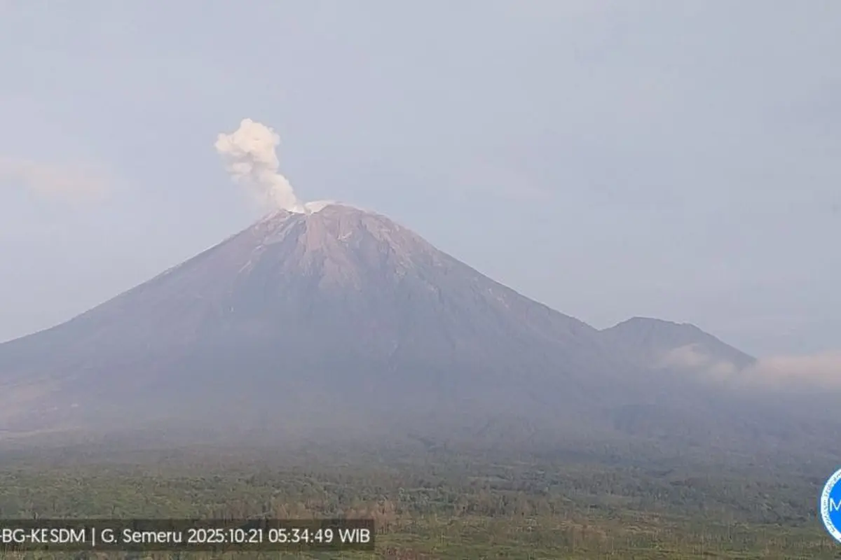 Gunung Semeru erupsi
