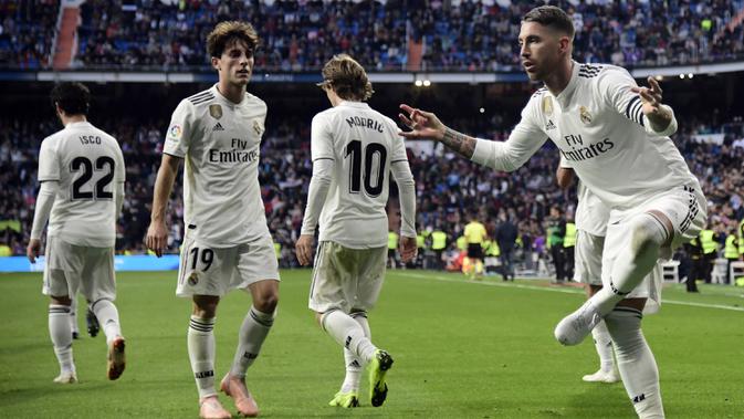 Bek Real Madrid, Sergio Ramos, merayakan gol yang dicetaknya ke gawang Real Valladolid pada laga La Liga Spanyol di Stadion Santiago Bernabeu, Madrid, Sabtu (3/11). Madrid menang 2-0 atas Valladolid. (AFP/Javier Soriano)