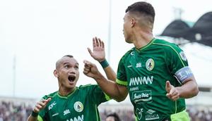 Riko Simanjuntak dan Gustavo Tocantins merayakan gol PSS Sleman ke gawang PSIS Semarang pada duel pekan ke-27 Pegadaian Championship 2025/2026. (Doc PSS)