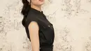 Dengan makeup super flawless, Yasmin mengikat rambutnya dengan gaya curl ponytail [@yasminnapper]