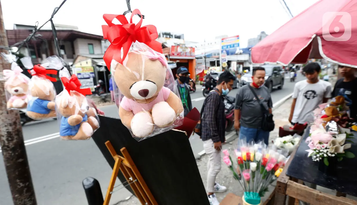 Warga membeli suvenir unik di Rawa Belong, Jakarta, Minggu (14/2/202). Hari Valentine  atau disebut juga Hari Kasih Sayang, pada tanggal 14 Februari adalah sebuah hari saat para kekasih dan mereka yang sedang jatuh cinta menyatakan cintanya di Dunia Barat.  (Liputan6.com/Angga Yuniar)
