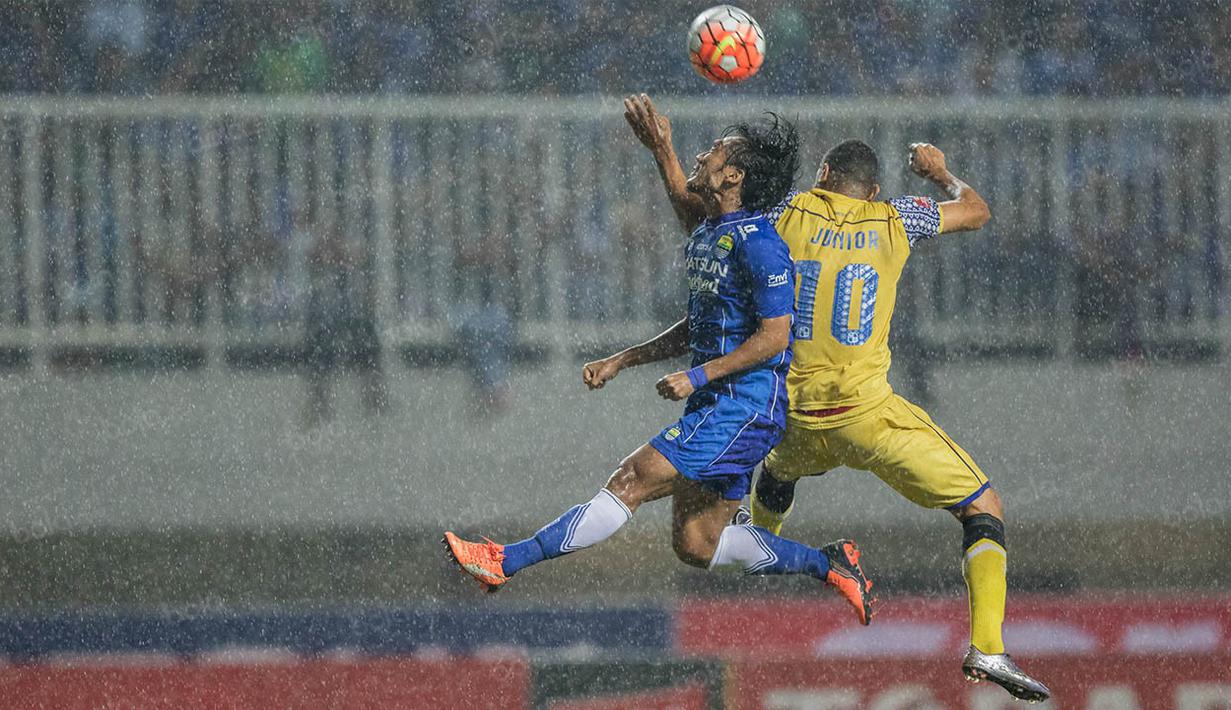 Pemain Persib, Hariono, duel udara dengan pemain Barito Putera, Luis Junior, pada laga TSC 2016 di Stadion Pakansari, Bogor, Jawa Barat, Sabtu (13/8/2016). Persib menang 2-0 atas Barito Putera. (Bola.com/Vitalis Yogi Trisna)(Bola.com/Vitalis Yogi Trisna)