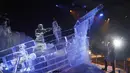 Kapal yang terbuat dari es di kerajaan es Hyde Park Winter Wonderlands Magical Ice, London, Kamis (17/11). Hyde Park Winter Wonderlands Magical Ice dibuka untuk memeriahkan musim dingin di Inggris. (Reuters/stefan wermuth)