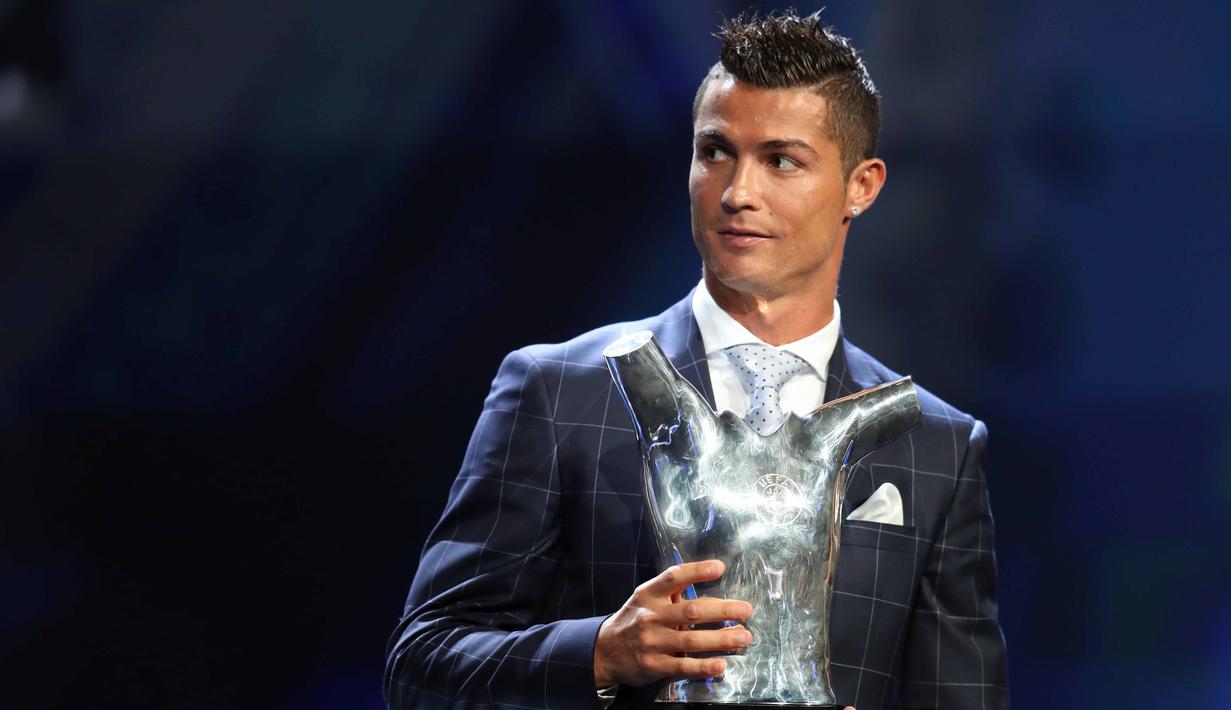 Bintang asal klub Real Madrid, Cristiano Ronaldo meraih penghargaan sebagai Best Men's player in Europe di Monaco, (25/8/2016).  (AFP/Valery Hache)