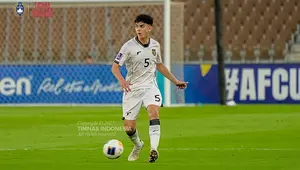 Bek Timnas Indonesia U-17, Mathew Baker, saat laga melawan Korea Selatan pada laga perdana Grup C Piala Asia U-17 2025 di&nbsp;Prince Abdullah Al-Faisal Stadium, Jumat (4/4/2025) malam WIB. (Dok. Timnas Indonesia)