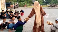Gaya Istri Miftah Maulana Bagi-Bagi Roti pada Santri yang Jalan Jongkok, Adabnya Tuai Kritik