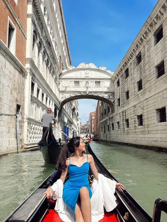 Beby Tsabina menikmati suasana sungai venesia di atas gondola. Dengan rambut dikuncir blasteran Aceh-Polandia, Beby Tsabina memang punya daya pikat tersendiri dibanding artis lainnya.Didukung body langsing dan gayanya yang modis, pesona Beby Tsabina pun kerap menghipnotis. (Instagram/bebytsabina)