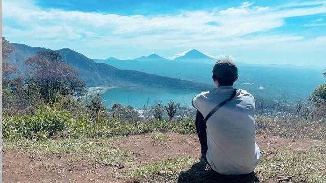 Seorang pendaki berada di puncak Gunung Tapak