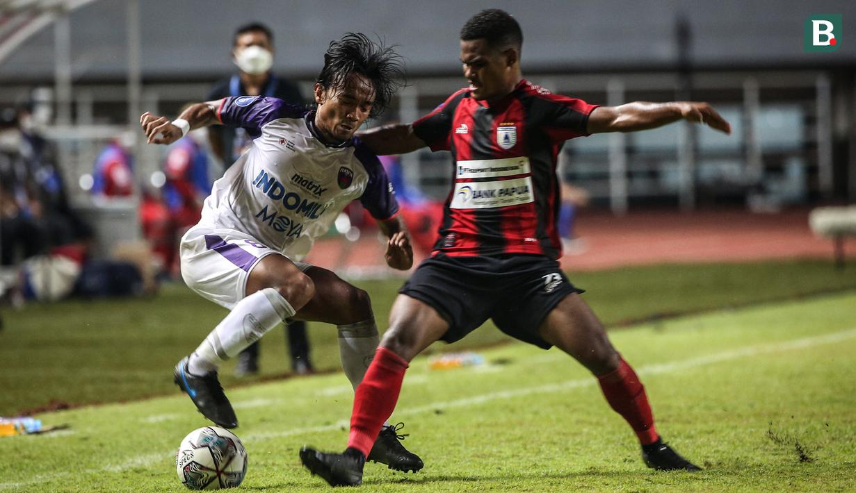 Gelandang Persita, Taufiq Febriyanto (kiri) berebut bola dengan gelandang Persipura, Ramai Melvin Rumakiek dalam laga pekan pertama BRI Liga 1 2021/2022 antara Persipura Jayapura melawan Persita Tangerang di Stadion Pakansari, Bogor, Sabtu (28/08/2021) malam WIB. (Bola.com/Bagaskara Lazuardi)