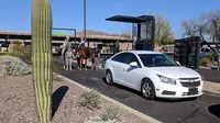 Gadis Arizona menunggangi kuda, pesan menu di drive thru Starbucks, Anthem, Arizona (Tandy Cline/Facebook)
