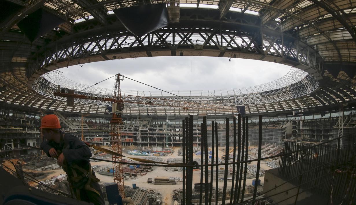 Seorang pekerja konstruksi saat berada di dalam stadion Luzhniki, Moskow, Rusia, (9/7/2015). Stadion ini menjadi markas dua klub sepakbola Rusia, Torpedo Moskow, dan Spartak Moskow. (REUTERS/Maxim Shemetov)