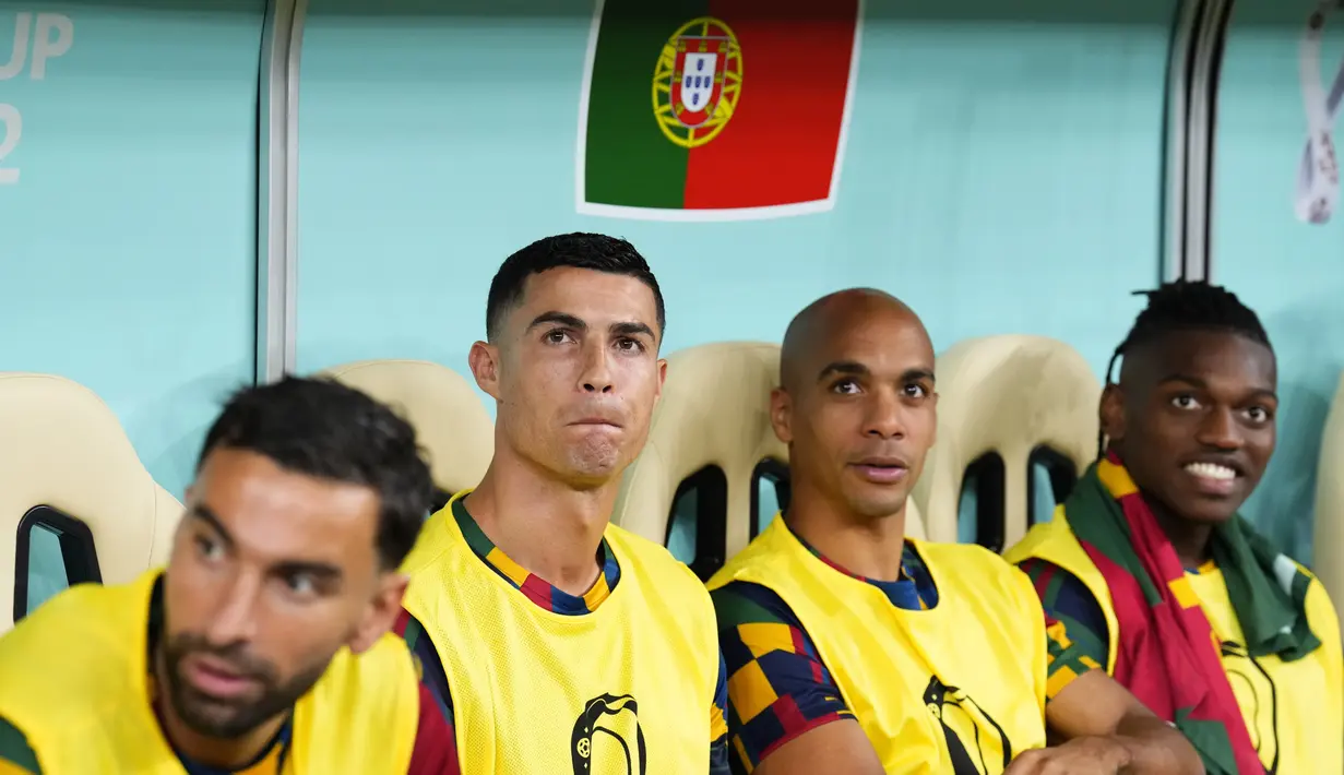 Cristiano Ronaldo Portugal (kiri tengah) saat duduk di bangku cadangan sebelum pertandingan sepak bola babak 16 besar Piala Dunia 2022 antara Portugal dan Swiss, di Stadion Lusail di Lusail, Qatar, Selasa, 6 Desember 2022. Sebelum melakukan pergantian dengan Ronaldo, Goncalo Ramos sudah mencetak tiga gol, sedangkan Ronaldo tidak menyumbangkan satupun gol dalam kemenangan timnya. (AP Photo/Natacha Pisarenko)