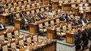 Puan kembali menanyakan persetujuan kepada anggota dari enam fraksi. "Jadi Fraksi PDI Perjuangan, Fraksi Partai Golkar, Fraksi Partai Gerindra, Fraksi PKB, Fraksi PAN, dan Fraksi PPP setuju ya?," tanya Puan, dijawab persetujuan anggota. (Liputan6.com/Faizal Fanani)